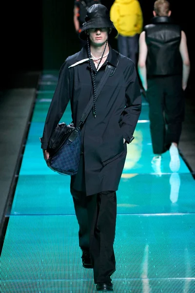 Look 16